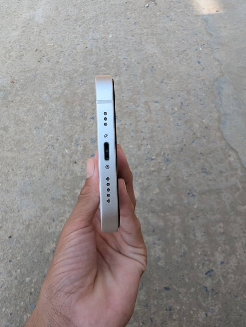 Apple iPhone 12 4
