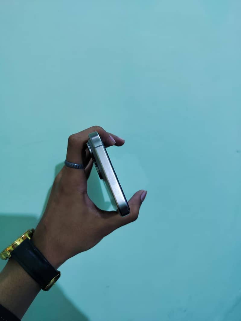 Apple iPhone 15 Pro Max 2