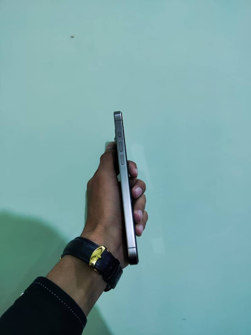 Apple iPhone 15 Pro Max 4