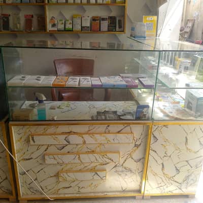 دکان کا خوبصورت اور مضبوط کاؤنٹر فروخت کے لیے دستیاب ہے۔