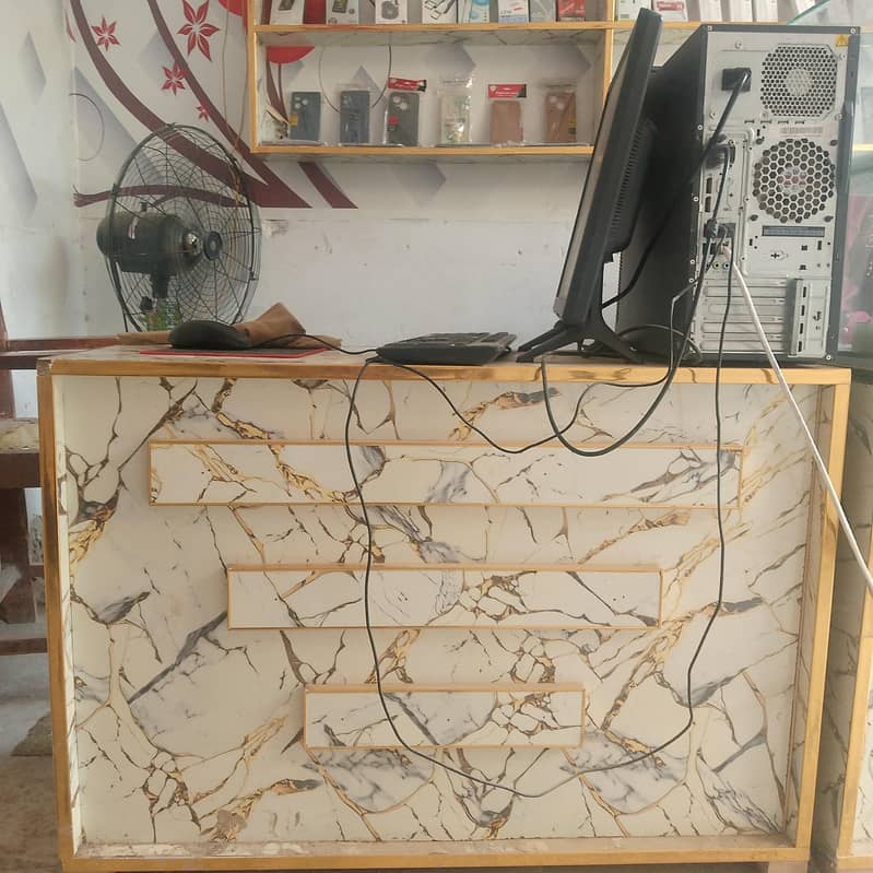 دکان کا خوبصورت اور مضبوط کاؤنٹر فروخت کے لیے دستیاب ہے۔ 2