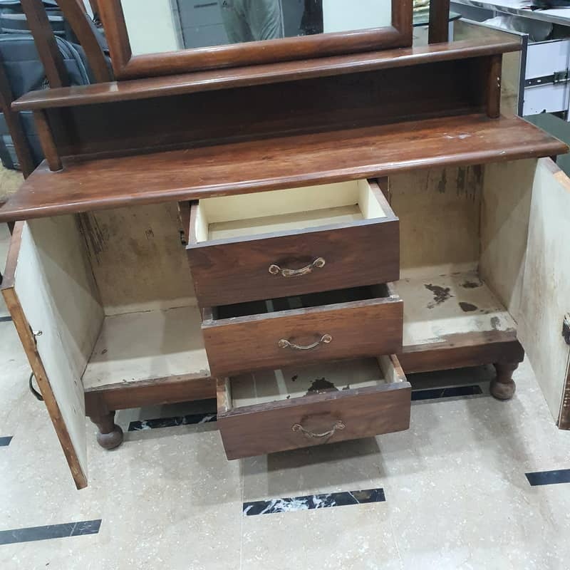 Dressing Table 4