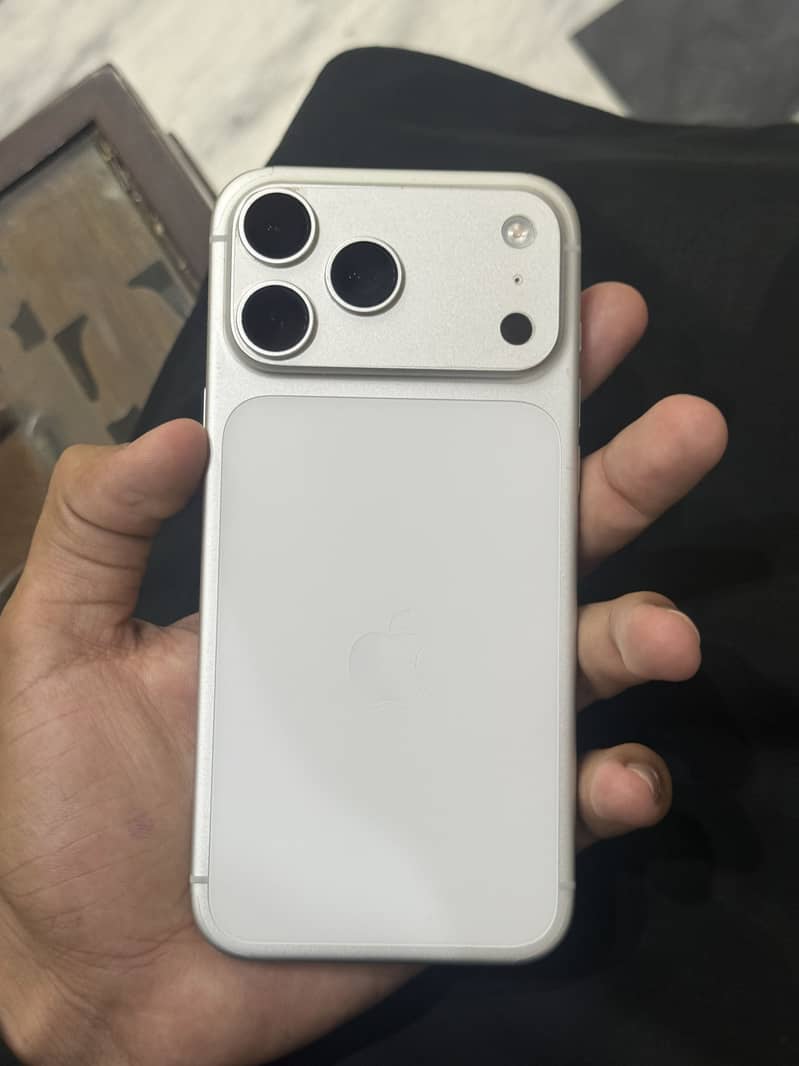Apple iPhone 17 Pro Max 1