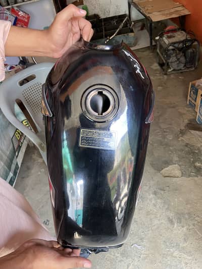 125 fuel tank for sale only one month use 10/10 condition