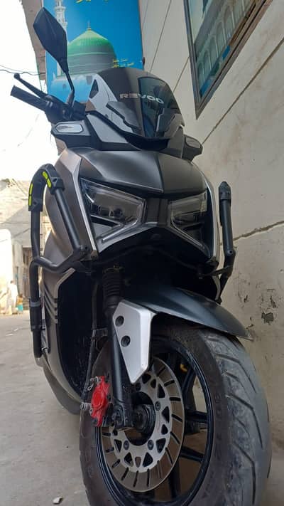 Revoo E52 300 km used