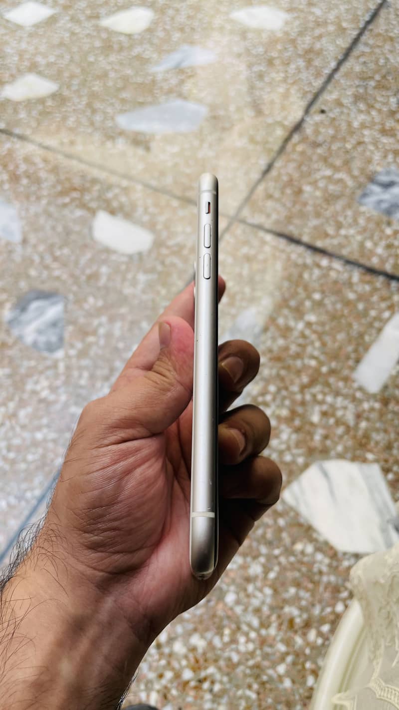 Apple iPhone 11 4