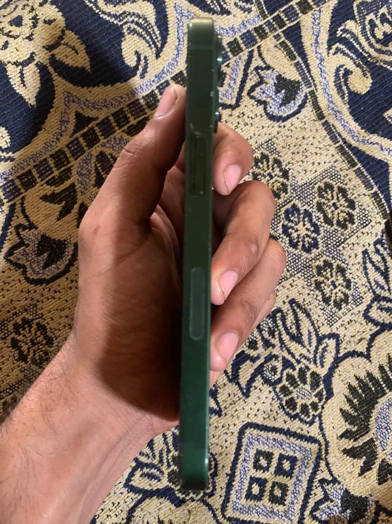 Apple iPhone 13 4
