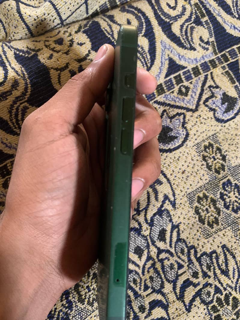 Apple iPhone 13 5