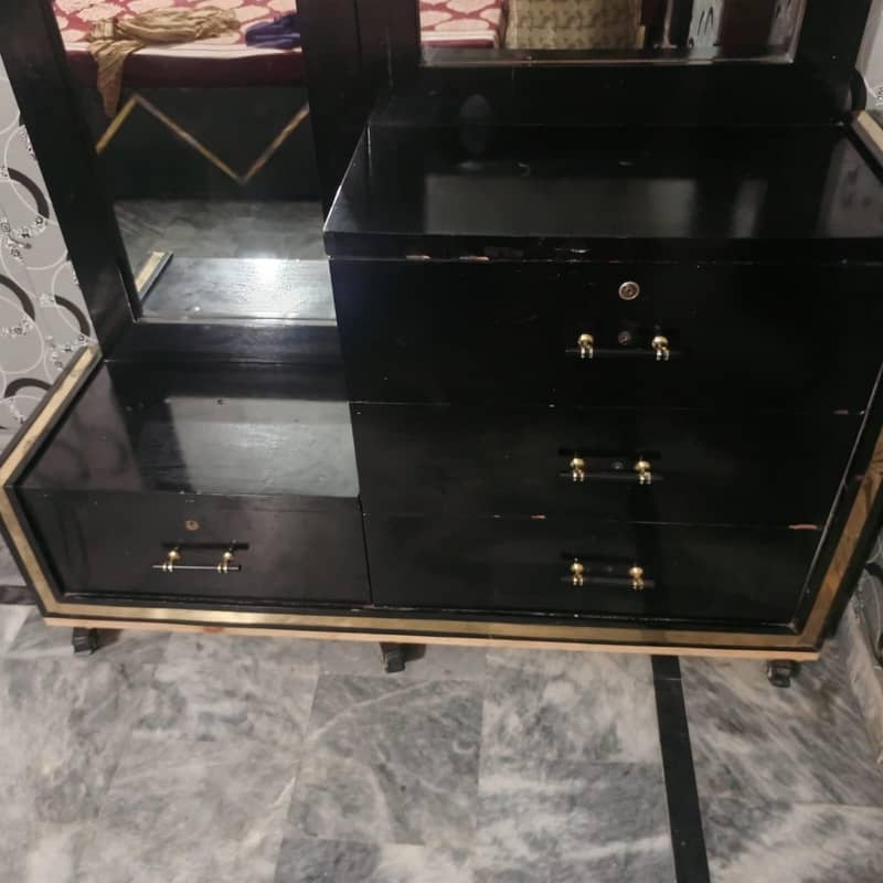 good condition dressing 1