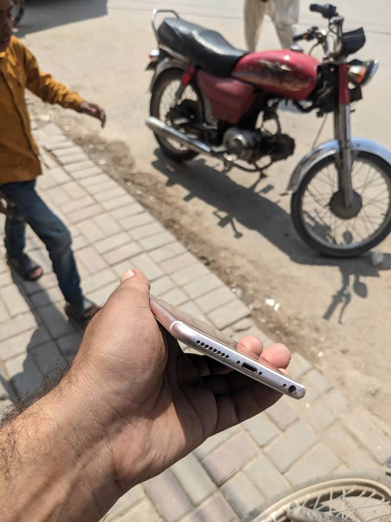 Apple iPhone 6S Plus 1