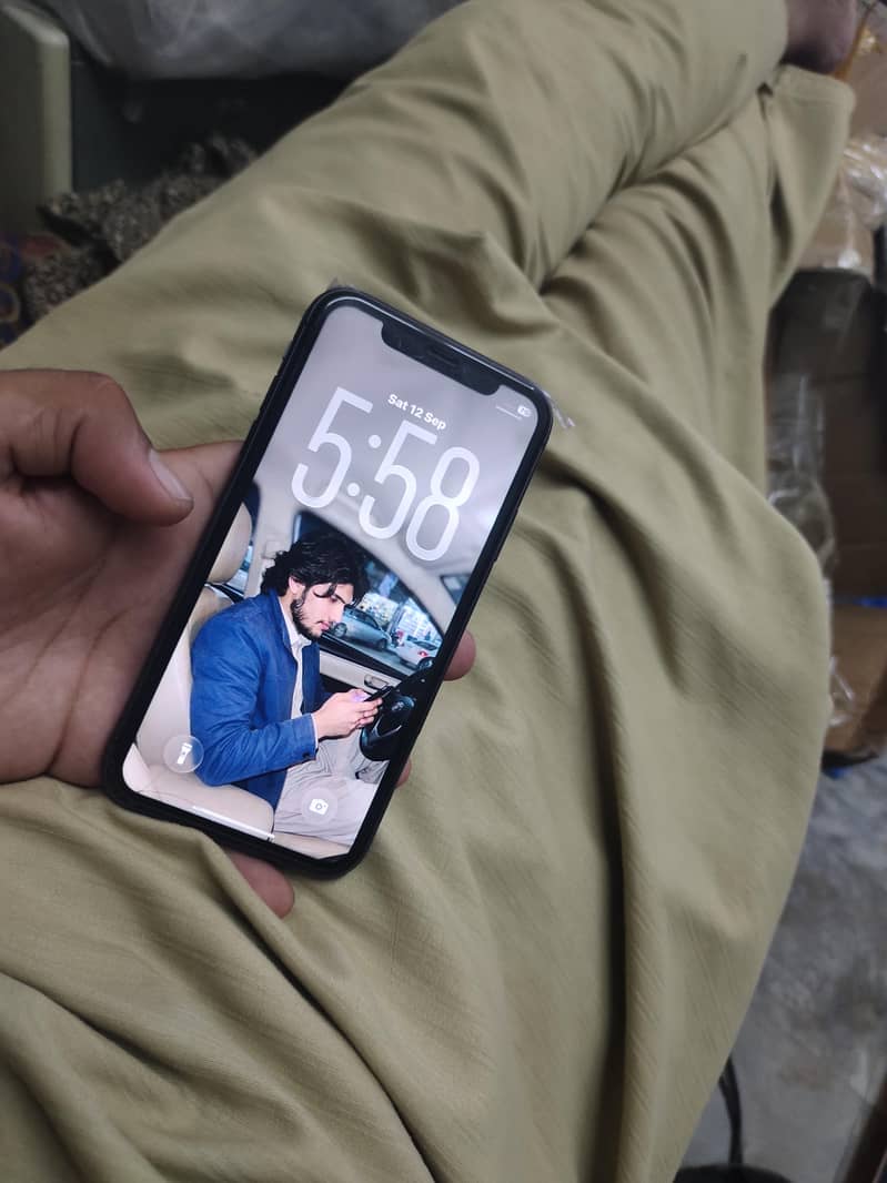 Apple iPhone 11 4