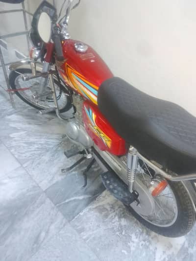 Honda 125 in Lush condition, slightly used