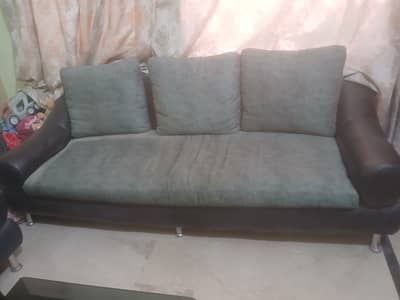 5 seater sofa set and center table
