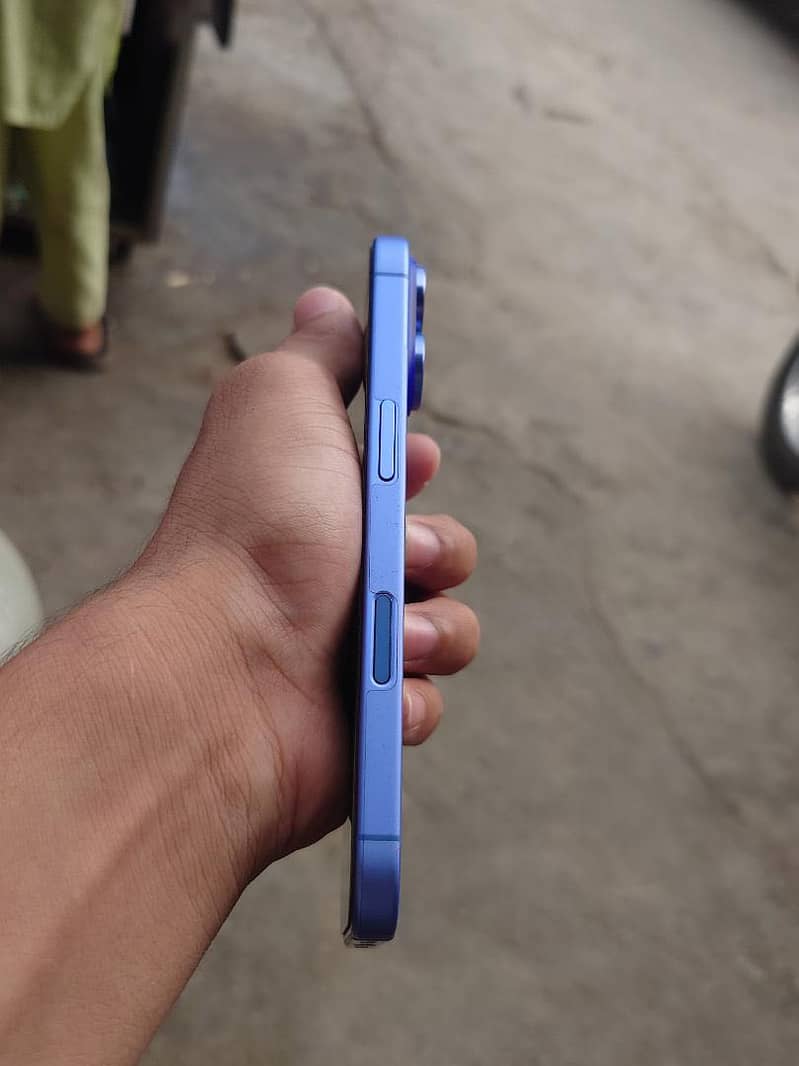 iPhone 16 0