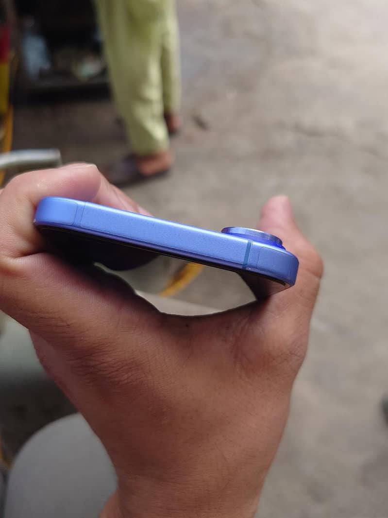 iPhone 16 4