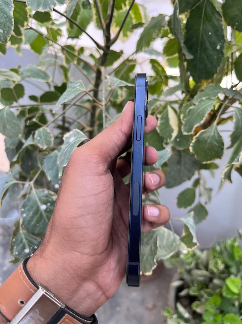 Apple iPhone 12 4