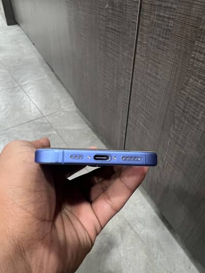 Apple iPhone 16
