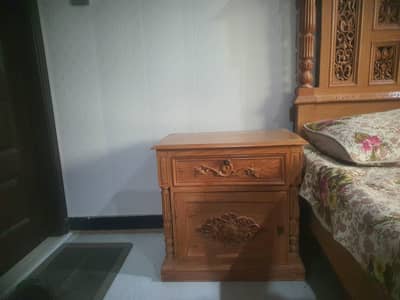 chinioti king bed in good condition along with side and dressing table