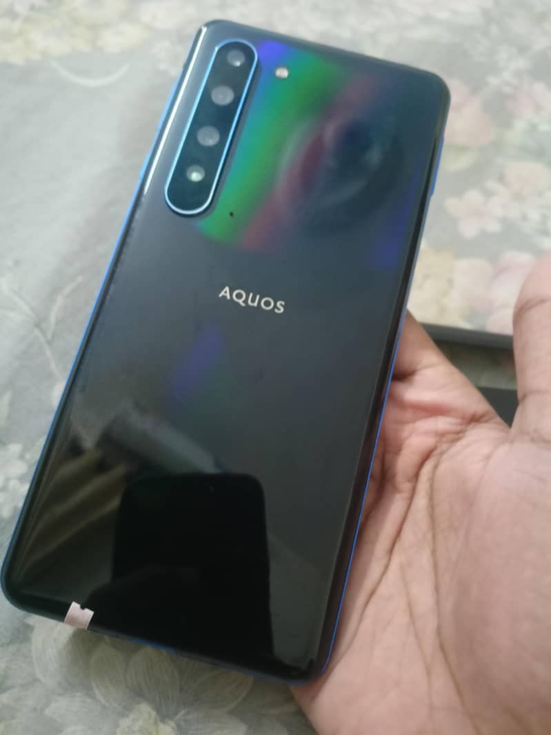Sharp Aquos R5G 1