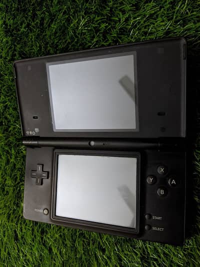 BLACK Nintendo DSi w/ Games Charging Cable Stylus