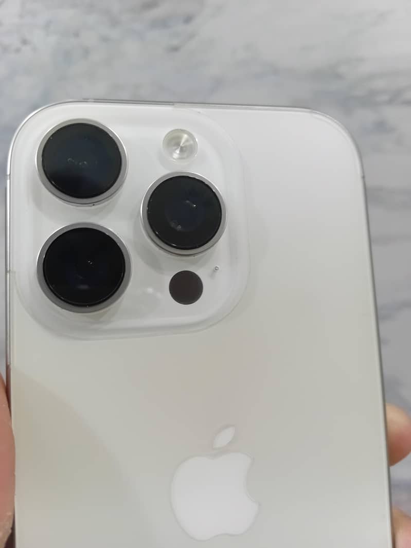 Apple iPhone 16 Pro 1