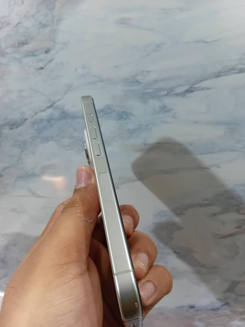 Apple iPhone 16 Pro 2