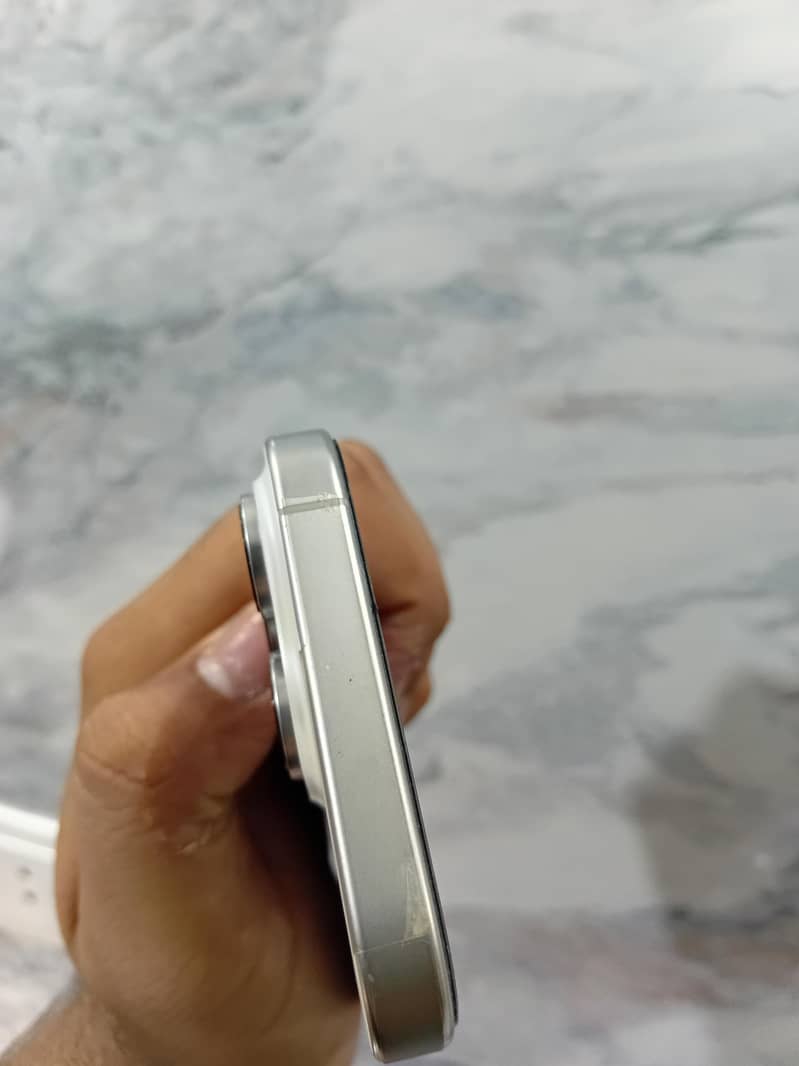 Apple iPhone 16 Pro 3
