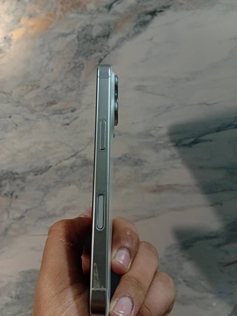 Apple iPhone 16 Pro 4