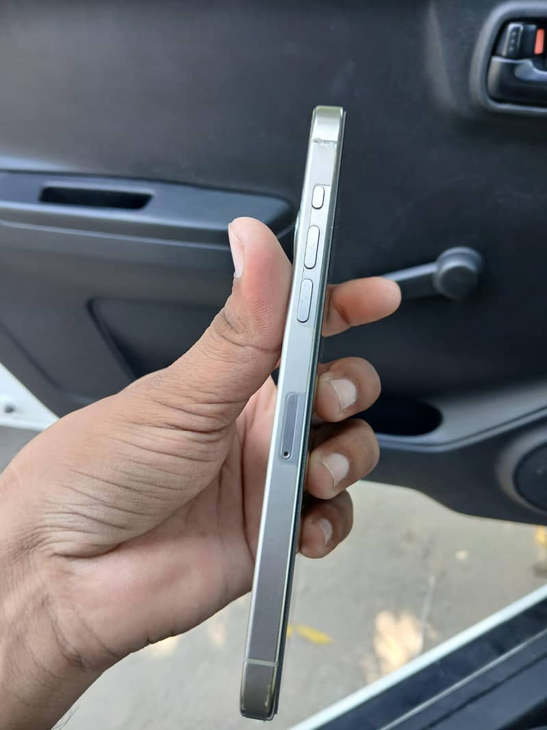 Apple iPhone 15 Pro Max 2