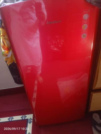 Room fridge hai boht thori chali hai