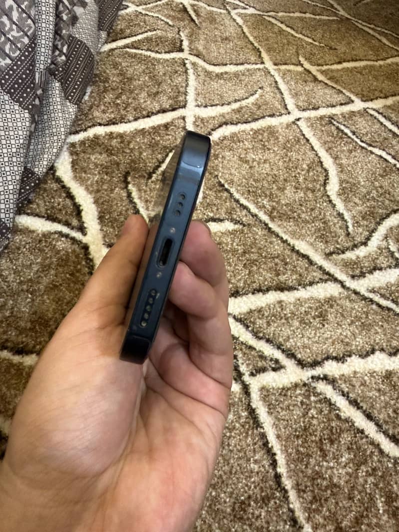 Apple iPhone 13 2