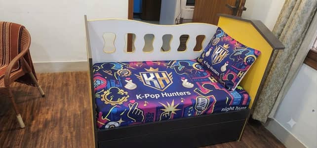 KEDS BED SLIGHTLY USED