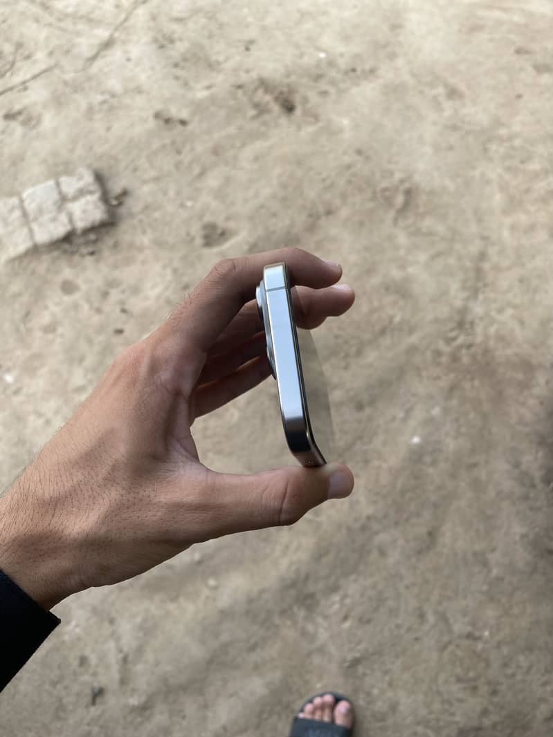 Apple iPhone 16 Pro 2