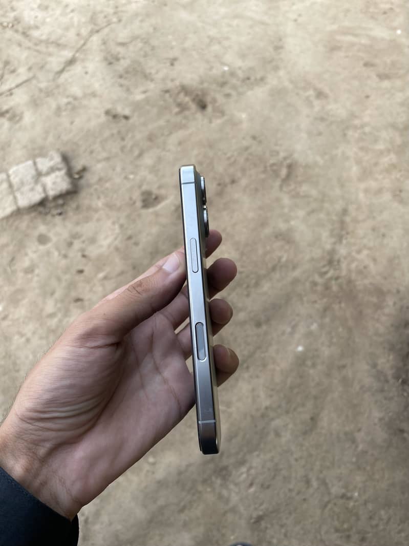 Apple iPhone 16 Pro 4