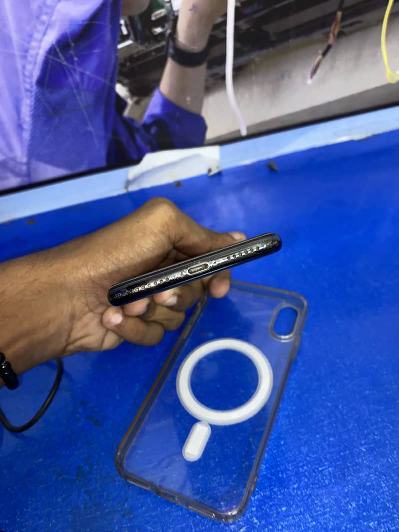 Apple iPhone X 4