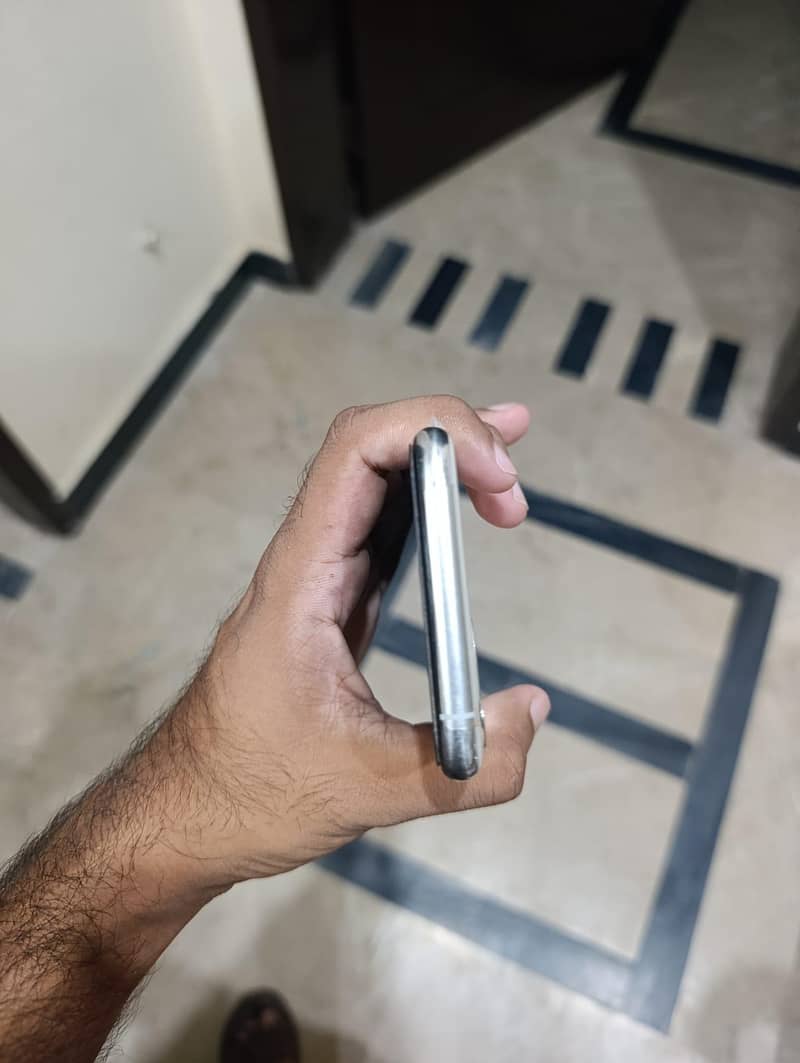 Apple iPhone 11 Pro 4
