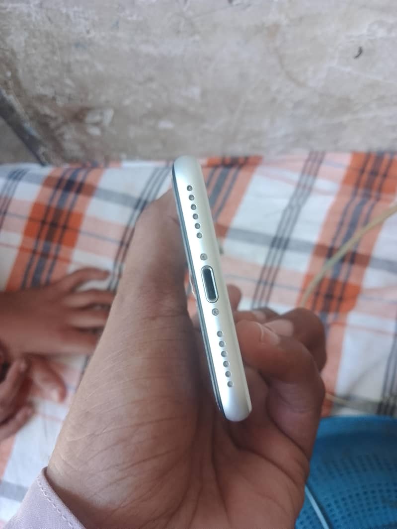 Apple iPhone SE 8