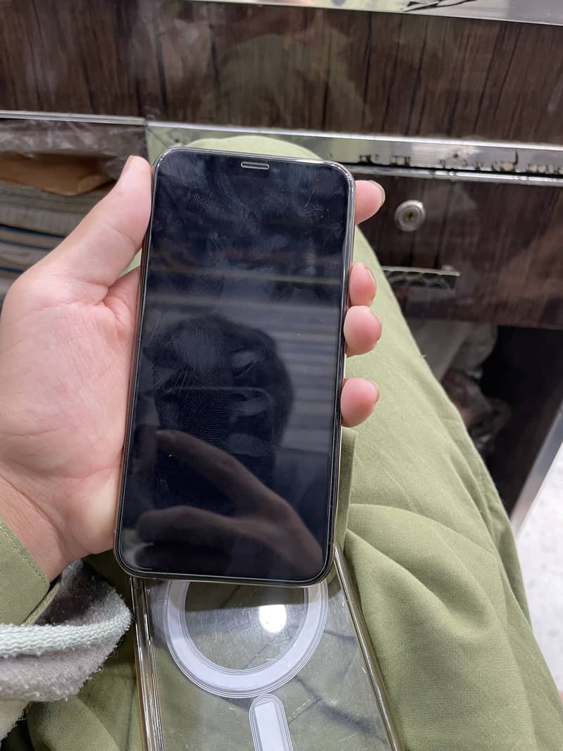 Apple iPhone 11 Pro 4