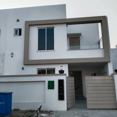 I'M SELLING A 5 MARLA HOUSE IN BAHRIA ORCHARD LAHORE PHASE 4.4 BEDROOMS ATTACH BATH RENTAL INCOME 60K MONTH