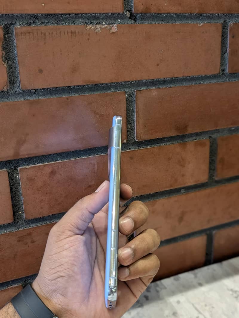 Google Pixel 8 Pro mint condition. 2