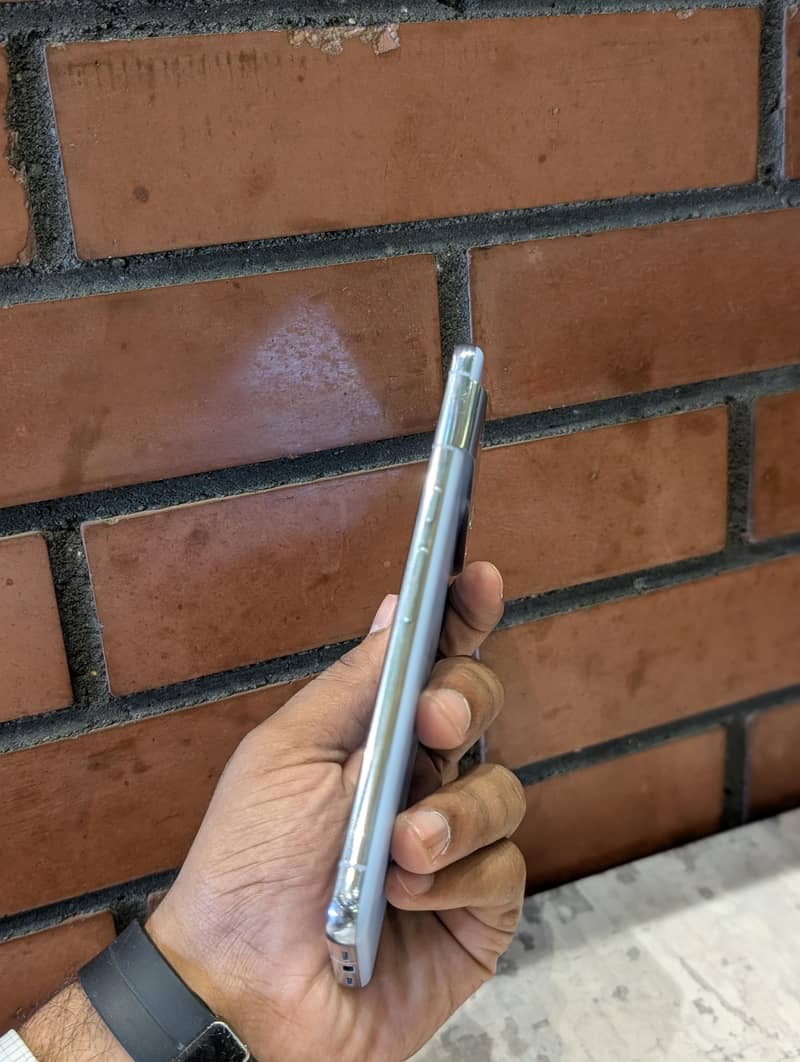 Google Pixel 8 Pro mint condition. 3