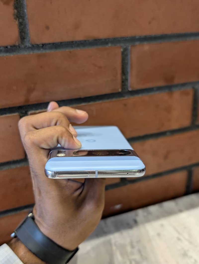 Google Pixel 8 Pro mint condition. 4