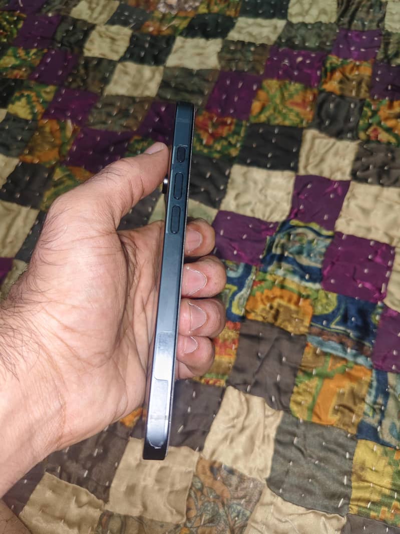 Apple iPhone 16e 1