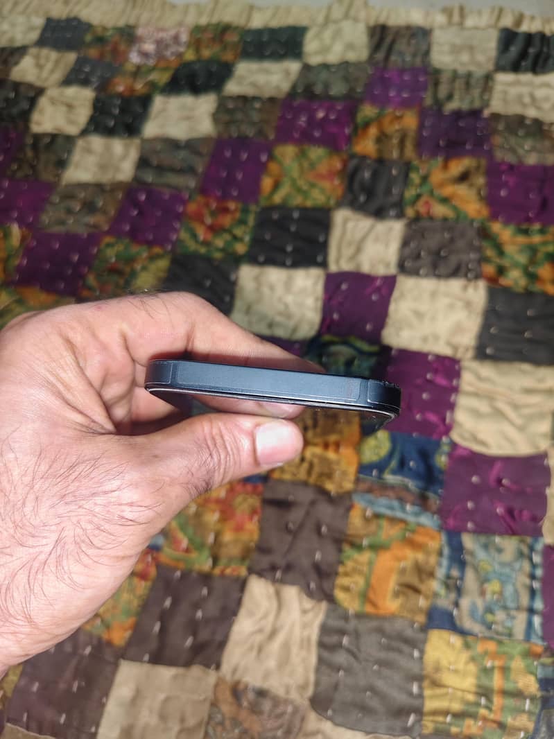 Apple iPhone 16e 2