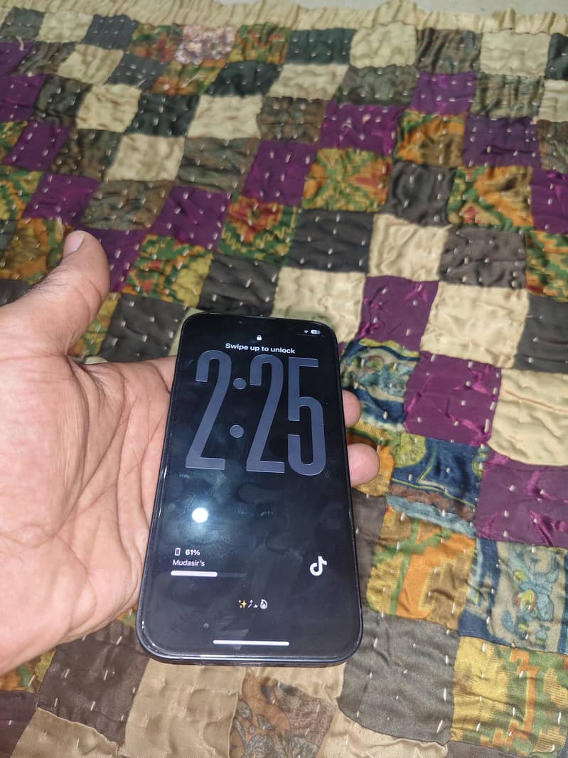 Apple iPhone 16e 3