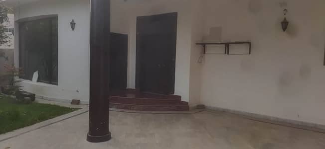 1 KANAL SINGLE STOREY INDEPENDENT WITH SOLAR & THREE BED ROOMS AVAILABLE IN UET FOR RENT