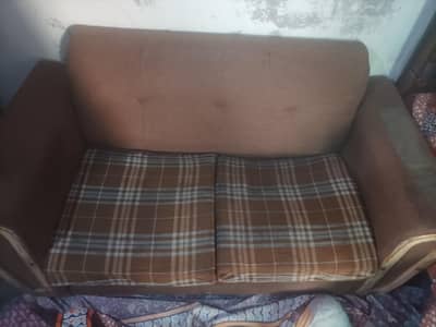 ek 3 seater sofa nechy Ka ek paya tota hova hy