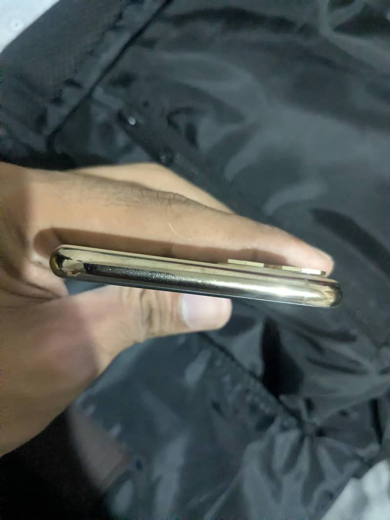 Apple iPhone 11 Pro Max 4