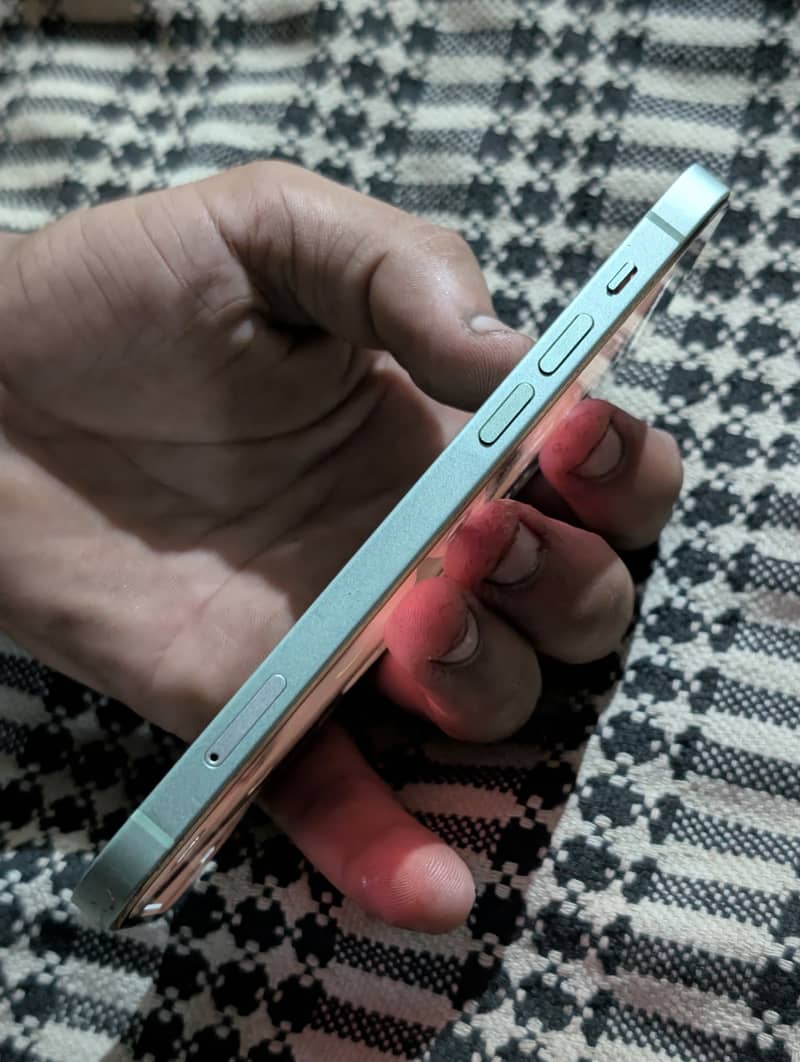 Apple iPhone 12 4