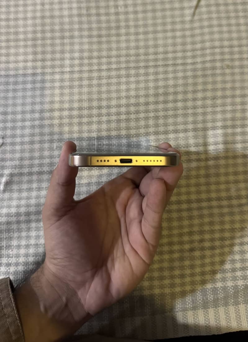 Apple iPhone 16 Pro Max 4